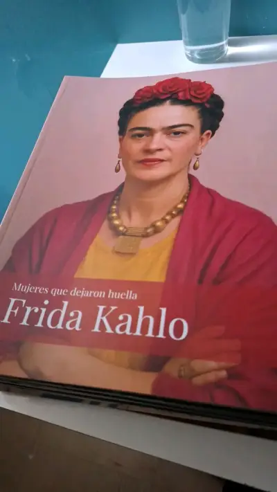 Libro Mujeres que Dejaron Huella Frida Kahlo - miniatura 1