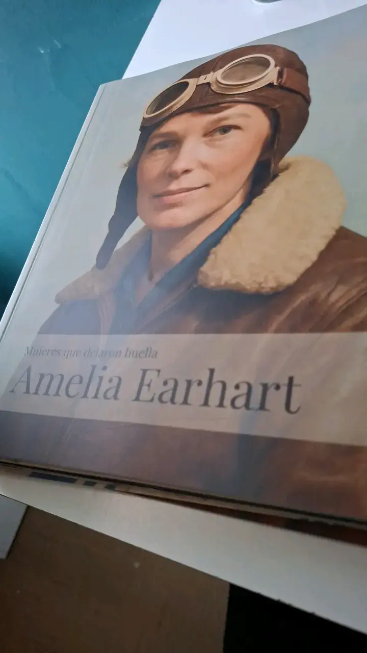 Libro Mujeres que Dejaron Huella Amelia Earhart - 1
