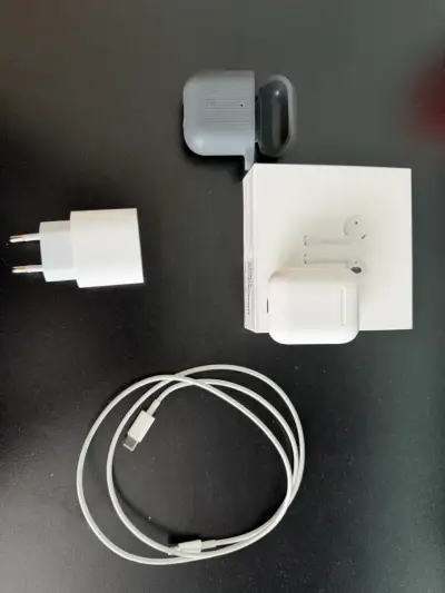 Apple AirPods con estuche de carga y accesorios - miniatura 1