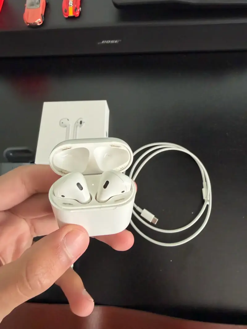 Apple AirPods con estuche de carga y accesorios - 2