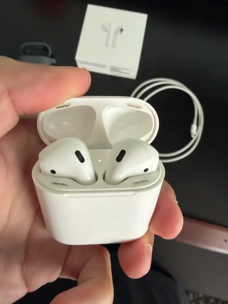 Apple AirPods con estuche de carga y accesorios - 6
