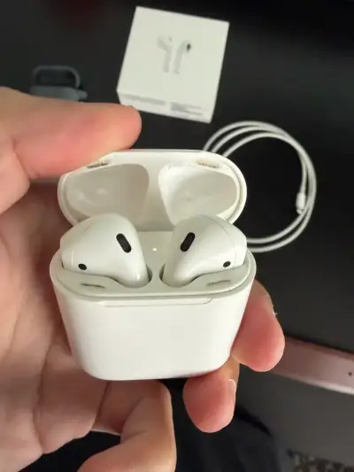 Apple AirPods con estuche de carga y accesorios - miniatura 6