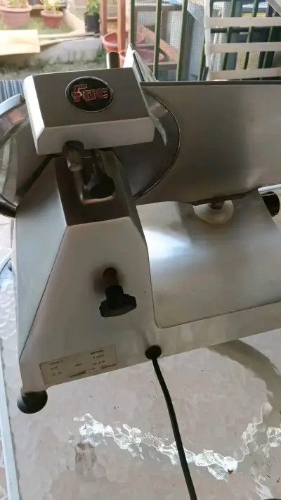 Cortadora de fiambres profesional en acero inoxidable - miniatura 3