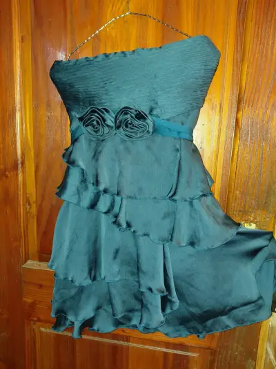 Vestido de fiesta strapless verde con volantes - miniatura 1