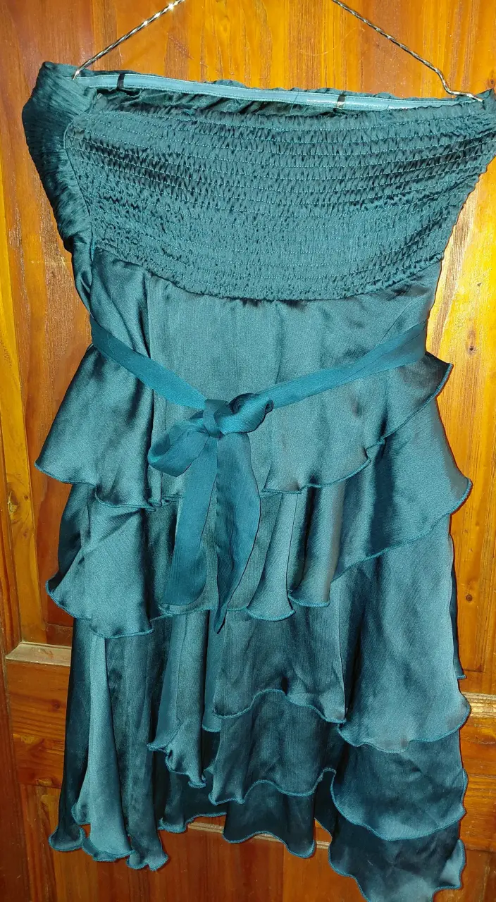Vestido de fiesta strapless verde con volantes - 2