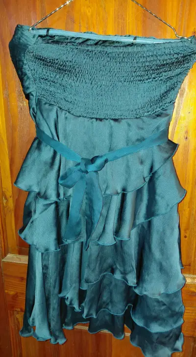 Vestido de fiesta strapless verde con volantes - miniatura 2