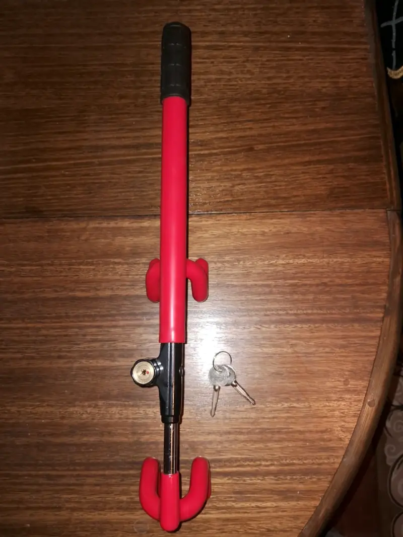 Traba de volante antirrobo roja con llaves - 1