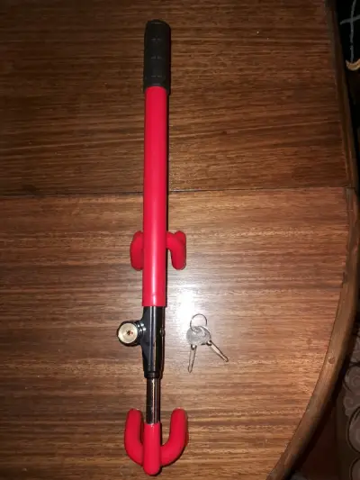 Traba de volante antirrobo roja con llaves - miniatura 1