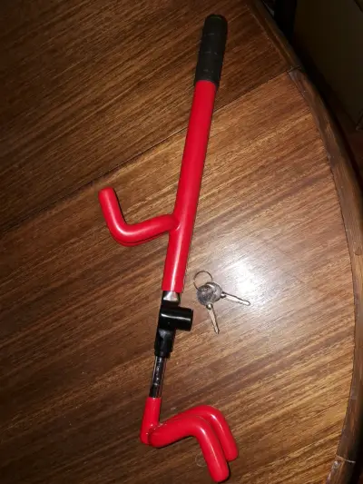 Traba de volante antirrobo roja con llaves - miniatura 2
