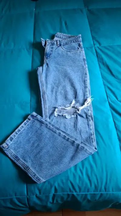 Jeans de mezclilla desgastados para mujer - miniatura 1