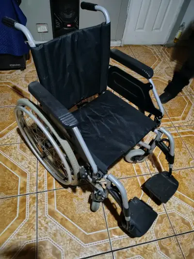 Silla de ruedas plegable de aluminio - miniatura 3