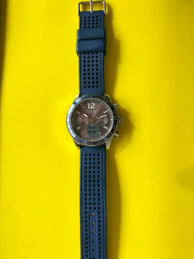 Reloj Guess azul con correa de silicona - miniatura 1
