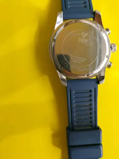 Reloj Guess azul con correa de silicona - miniatura 3