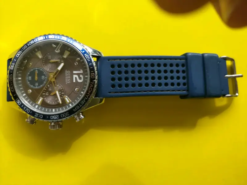 Reloj Guess azul con correa de silicona - 4