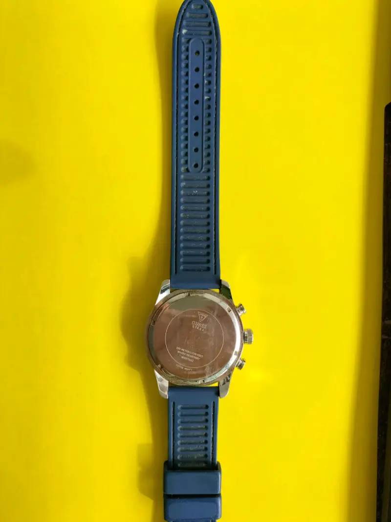 Reloj Guess azul con correa de silicona - 5