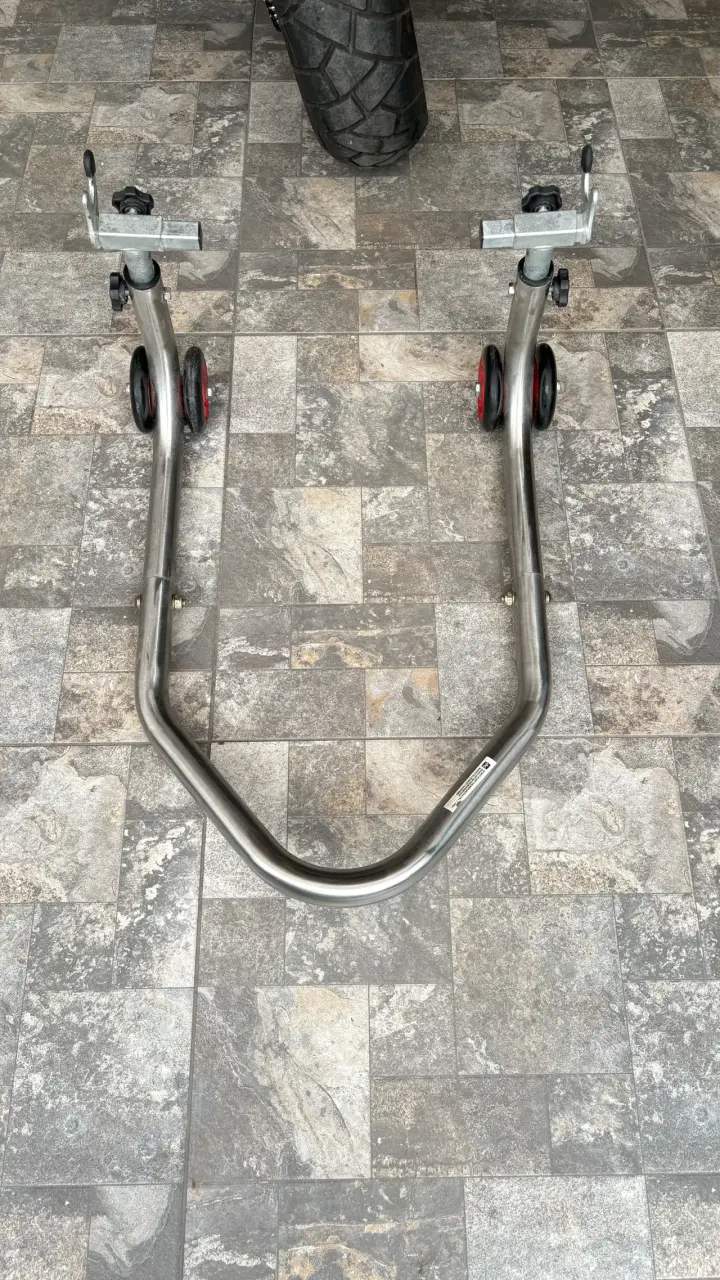 Soporte de moto ajustable con ruedas