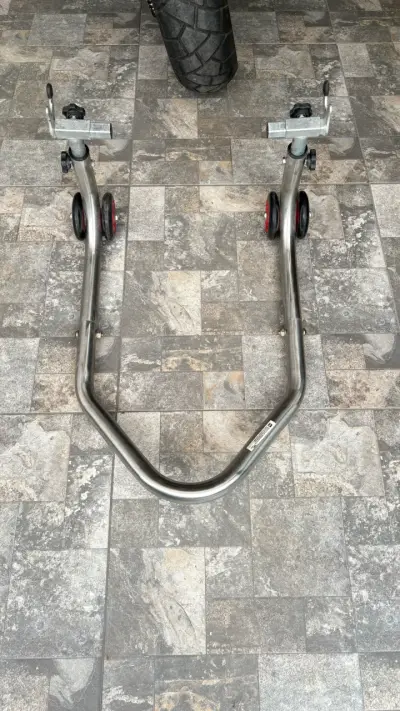 Soporte de moto ajustable con ruedas - miniatura 1