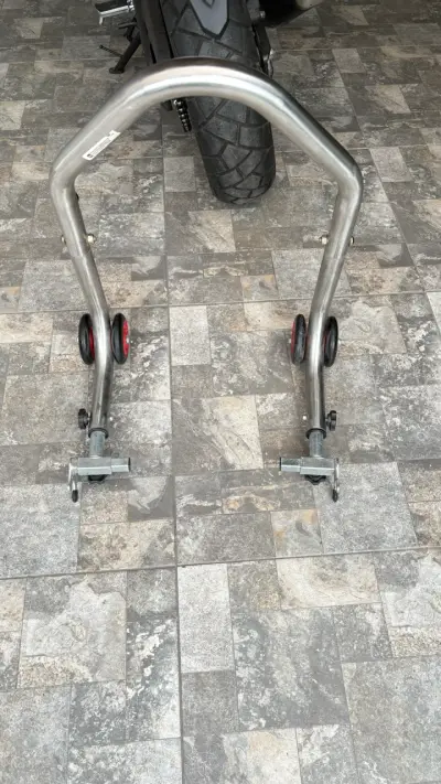 Soporte de moto ajustable con ruedas - miniatura 2