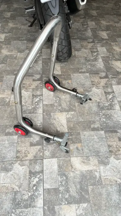Soporte de moto ajustable con ruedas - miniatura 3
