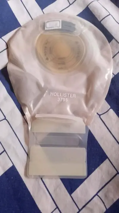Bolsa de ostomía Hollister 3795 con cierre seguro - miniatura 2