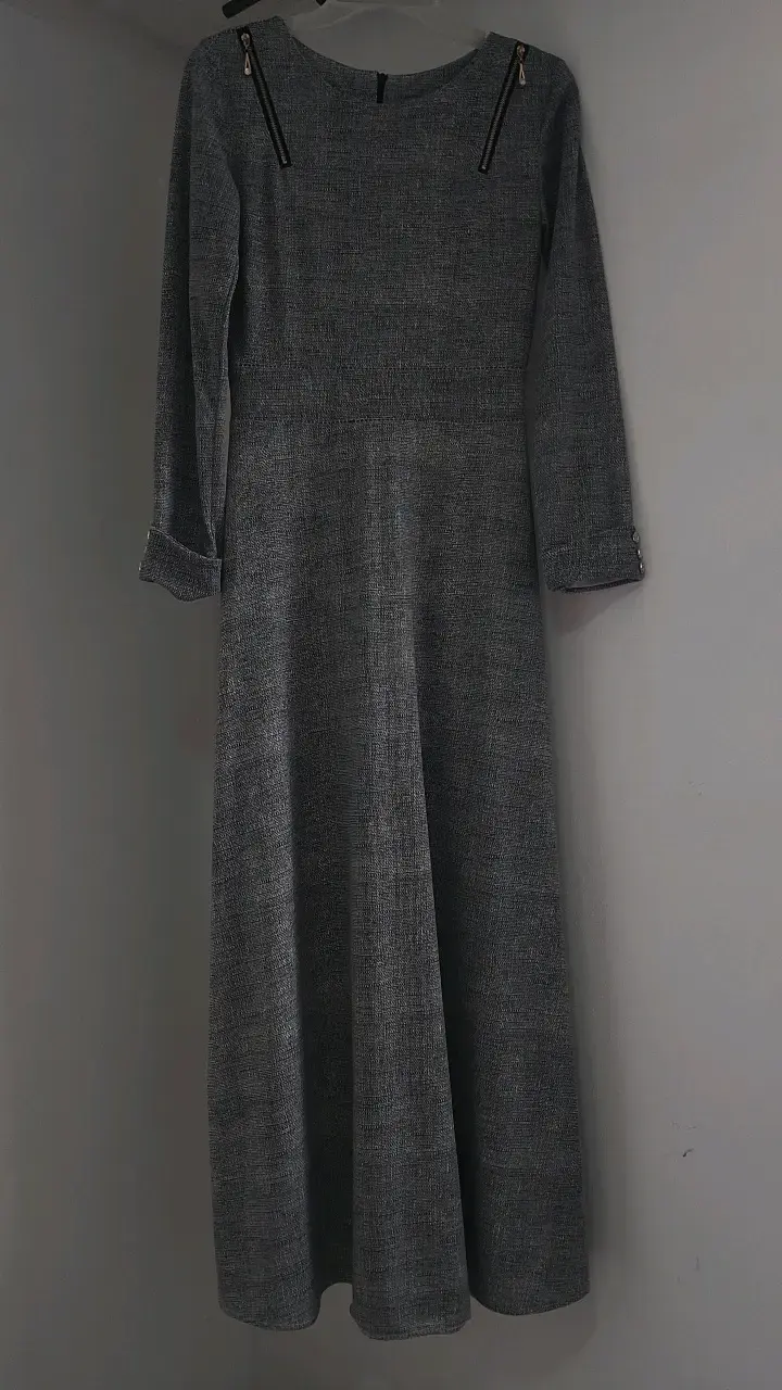 Vestido largo gris con cierre decorativo