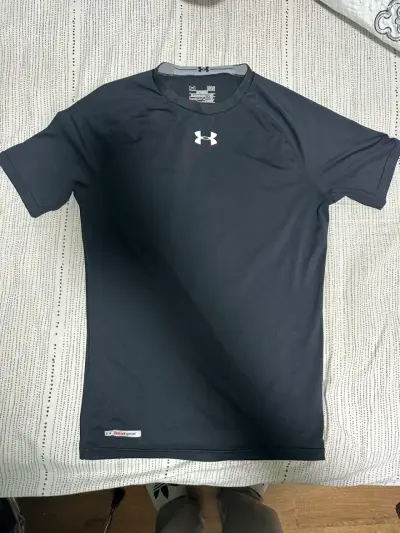 Polera deportiva negra Under Armour HeatGear - miniatura 1