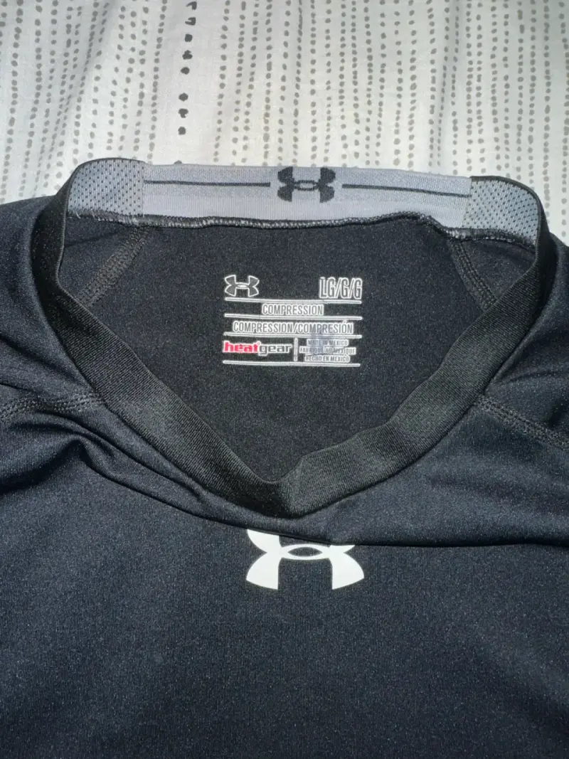 Polera deportiva negra Under Armour HeatGear - 2