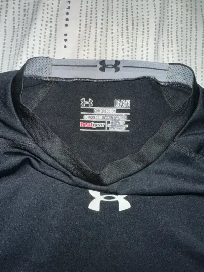 Polera deportiva negra Under Armour HeatGear - miniatura 2
