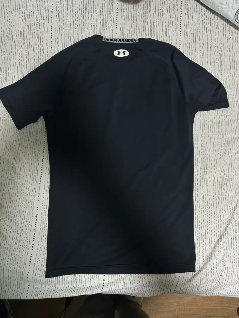 Polera deportiva negra Under Armour HeatGear - 3
