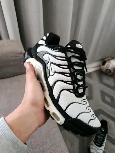Zapatillas deportivas Nike blancas y negras - miniatura 1