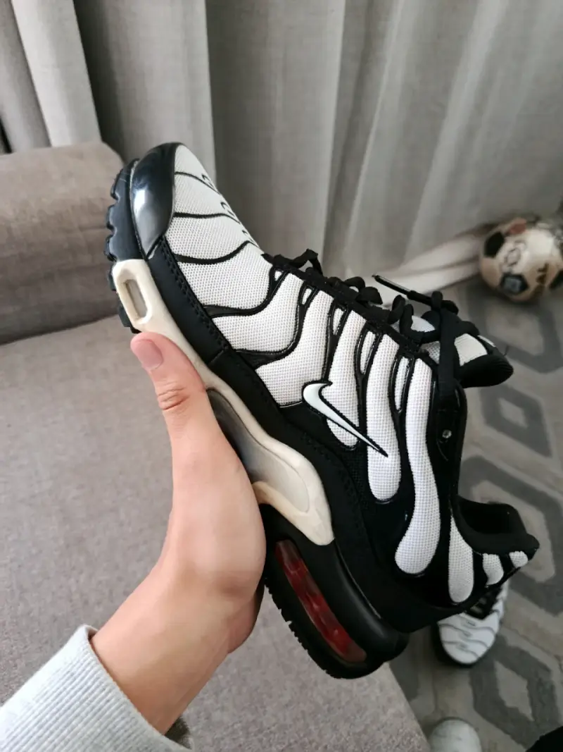 Zapatillas deportivas Nike blancas y negras - 2