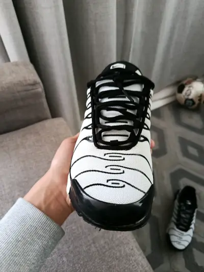 Zapatillas deportivas Nike blancas y negras - miniatura 3