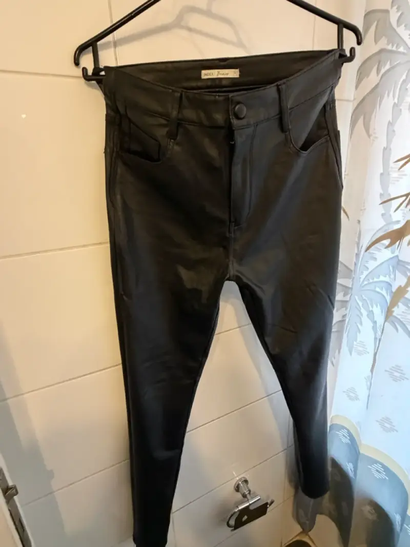 Pantalones de cuero sintético negro Index