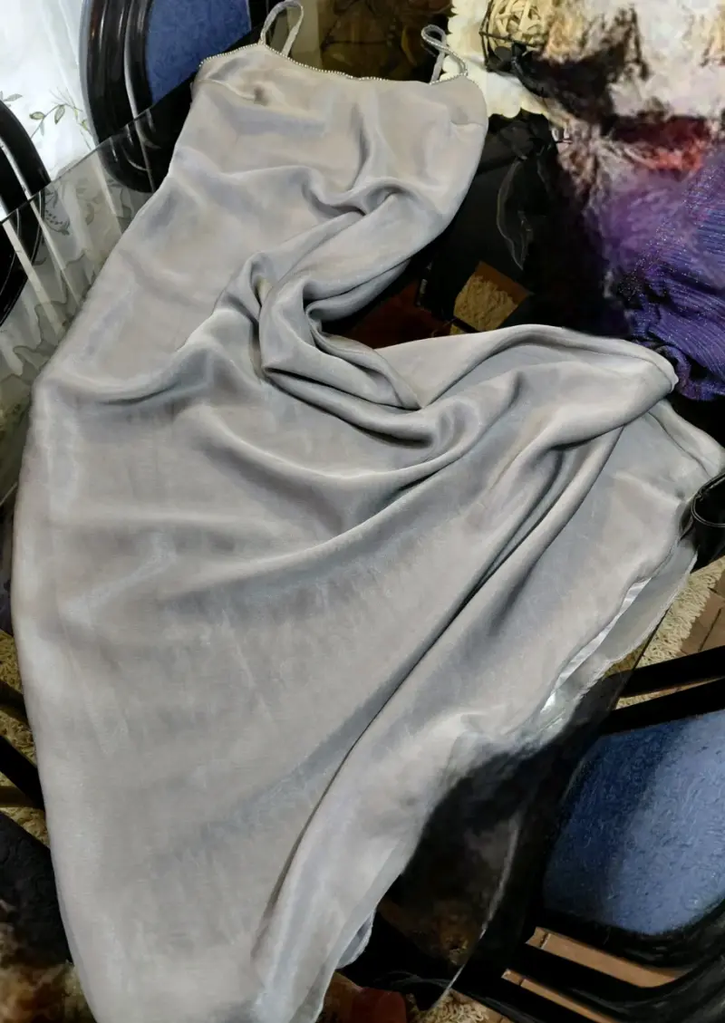 Vestido largo de satén gris elegante - 1