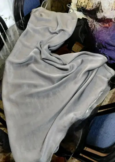 Vestido largo de satén gris elegante - miniatura 1