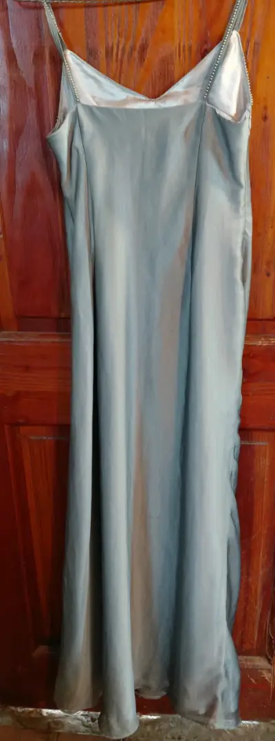Vestido largo de satén gris elegante - miniatura 2