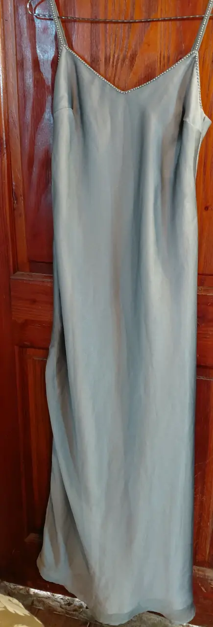 Vestido largo de satén gris elegante - 3