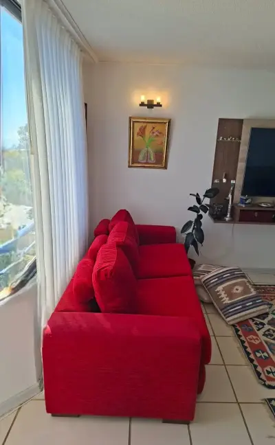 Sofá Rosen rojo de tres plazas en buen estado - miniatura 3
