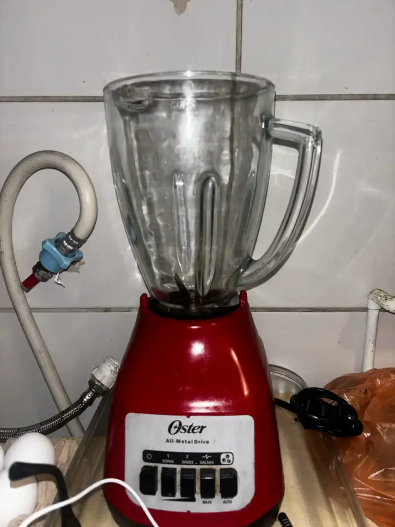 Licuadora Oster roja con vaso de vidrio - 1