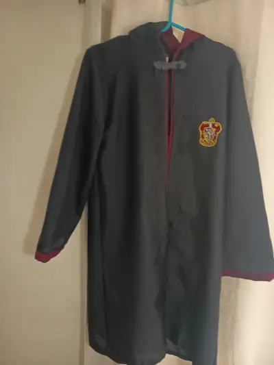 Capa de Disfraz de Hogwarts con Escudo - miniatura 1