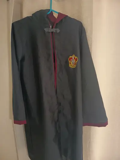 Capa de Disfraz de Hogwarts con Escudo - miniatura 2