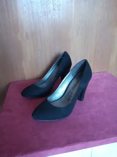 Zapatos de tacón negro para mujer - miniatura 1