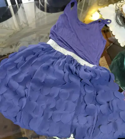 Vestido azul con falda de volantes y cinturón brillante - miniatura 1