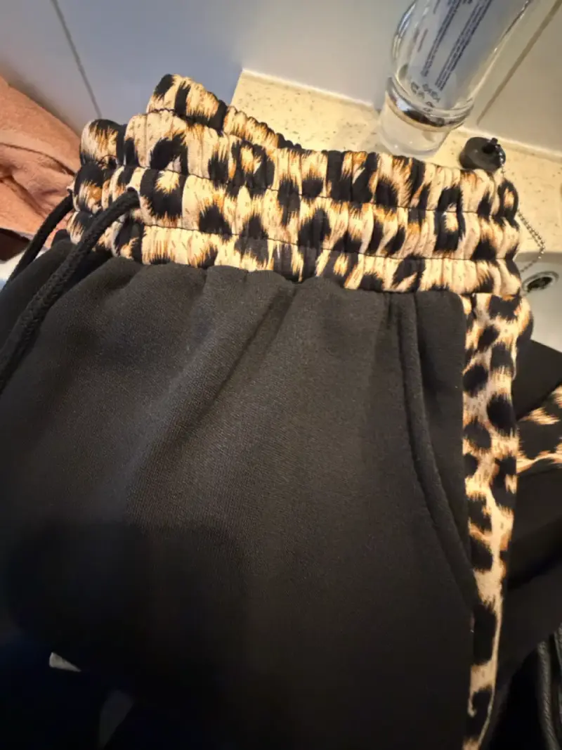 Pantalón de algodon negro de leopardo