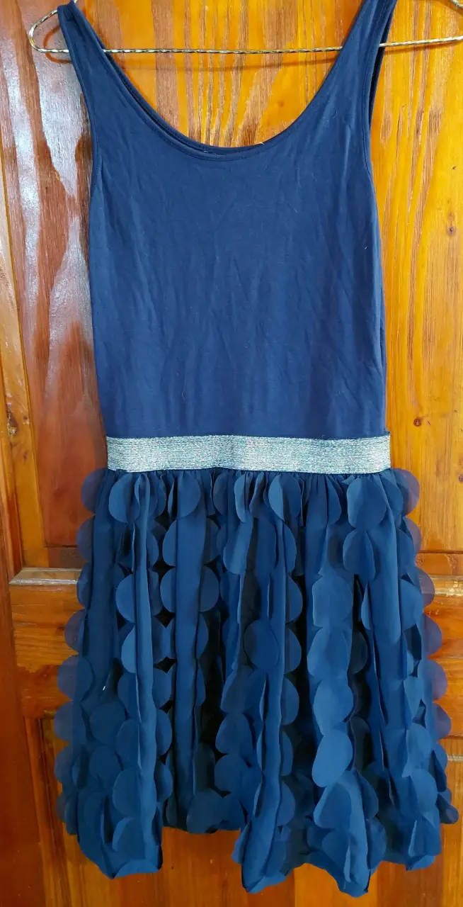 Vestido azul con falda de volantes y cinturón brillante - 2