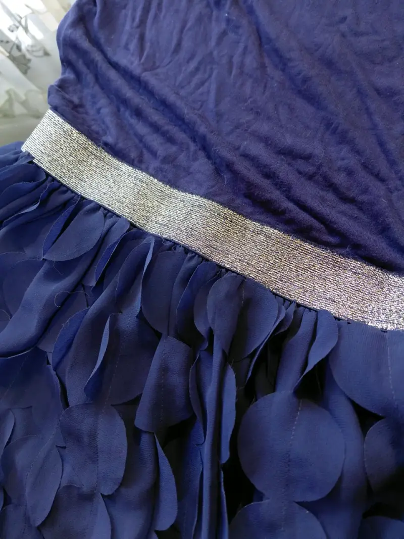 Vestido azul con falda de volantes y cinturón brillante - 3