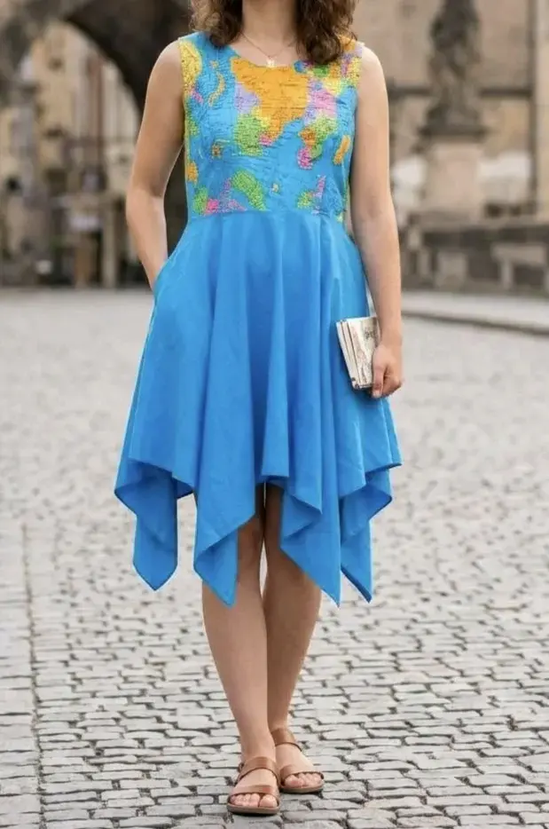 Vestido azul con estampado de mapa - 1