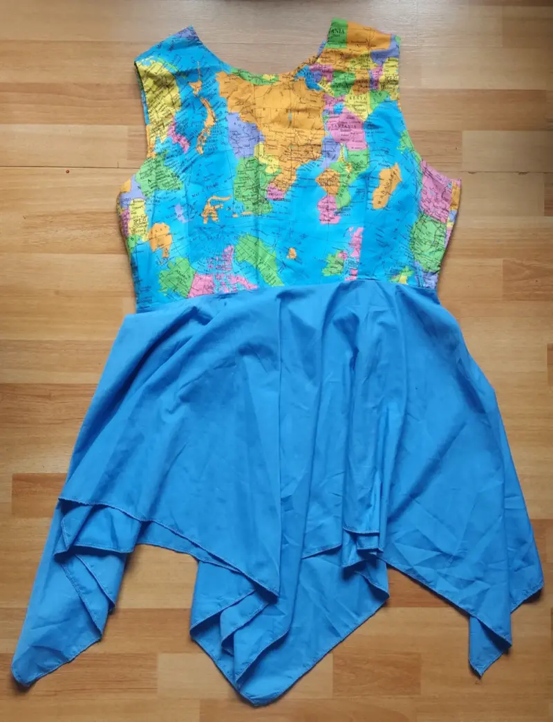 Vestido azul con estampado de mapa - 2