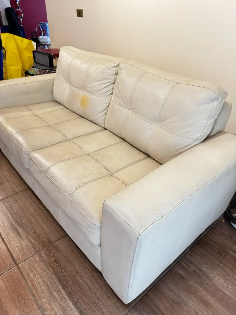 Sofá de cuero beige en buen estado