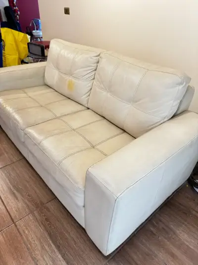 Sofá de cuero beige en buen estado - miniatura 1